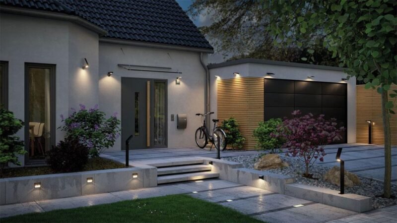 L'extérieur d'une maison avec de belles installations pour les luminaires en applique, spot et encastrée dans le sol