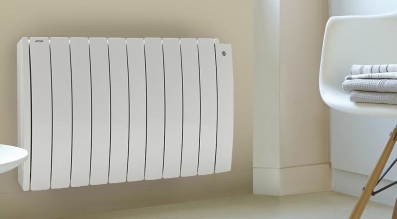 Un radiateur sur un mur. radiateur à inertie fluide, à inertie sèche, panneau rayonnant ou convecteur