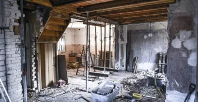 L'intérieur d'une maison en cours de rénovation. L'électricien crée l'installation électrique neuve durant une rénovation
